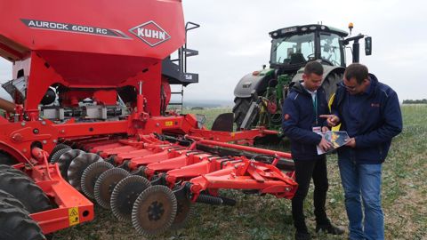 Le 17 septembre, Benoît Kennel, agriculteur et ambassadeur des fermes Api (à dr.), a accueilli la presse sur son exploitation, en Moselle, pour le lancement du réseau. Ici avec Guillaume Canard, animateur réseau Be Api Est. © H. PARISOT
